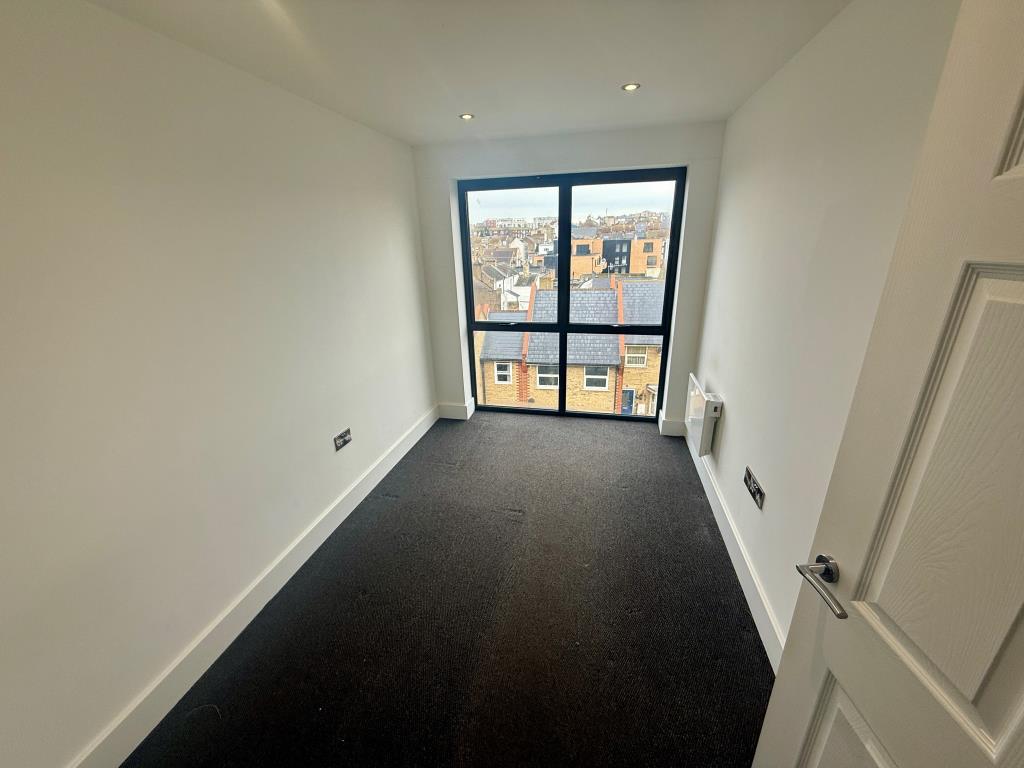 Lot: 116 - FREEHOLD BLOCK OF TWELVE TWO-BEDROOM FLATS FOR INVESTMENT - Flat 7 - Bedroom two